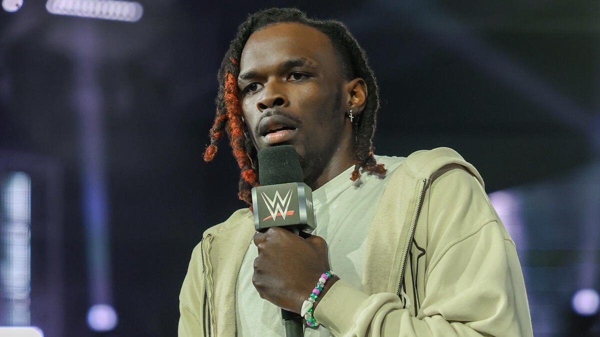 Lynch and Rollins jokingly adopt Je’Von Evans backstage at Royal Rumble (video)